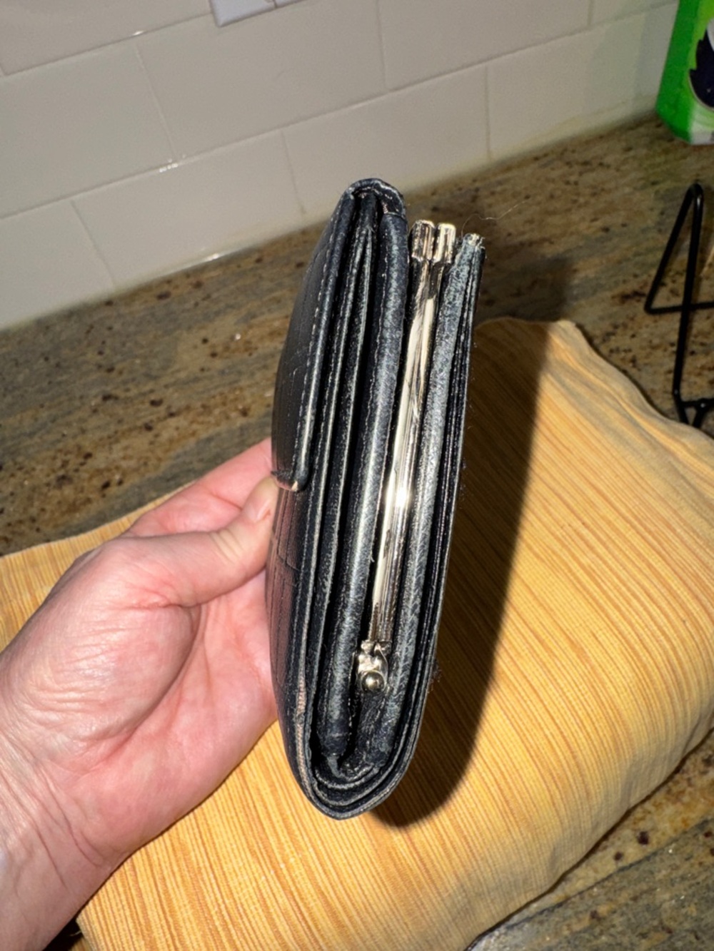 Burberry Black Embossed Leather Bi-Fold Womens Kisslock Wallet - Picture 16 of 16
